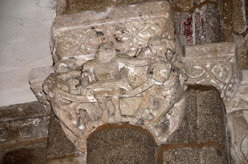 Capitel de la columna sur del arco triunfal de la iglesia de Ferreira do Pantón